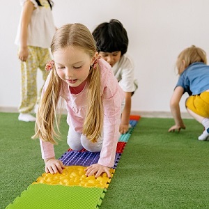 niña jugando
