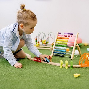 niño juagando