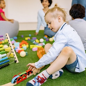 niño juagando