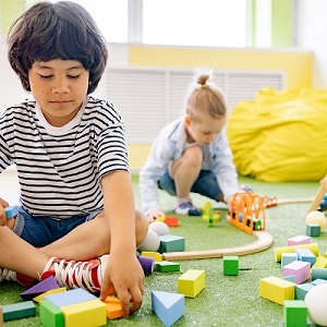 niño juagando