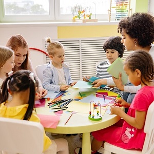 niños en la mesa en un momento creativo