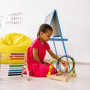 niña juagando