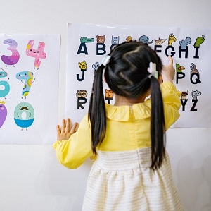 niña obsevando el alfabeto